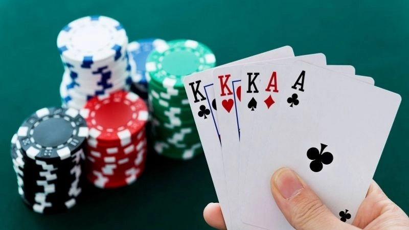 Đừng quá ham giữ bài mạnh là một mẹo hay khi chơi bài cát tê tại 33win